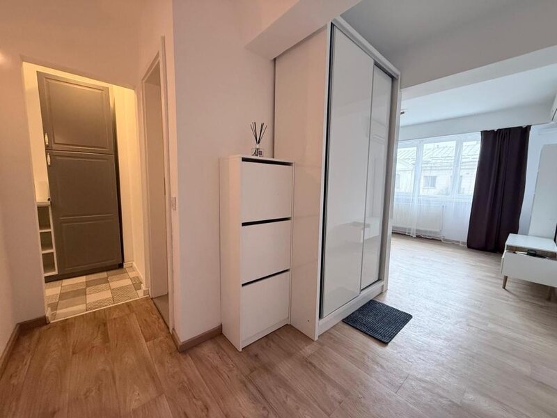 Calea Victoriei, Bloc Romarta, Universitate Metrou, de inchiriat 2 camere.