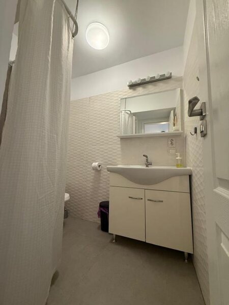 Calea Victoriei, Bloc Romarta, Universitate Metrou, de inchiriat 2 camere.